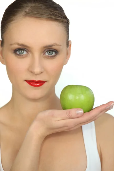 Χαριτωμένη μπαλαρίνα με έντονο κόκκινο κραγιόν, κρατώντας το πράσινο μήλο — Φωτογραφία Αρχείου