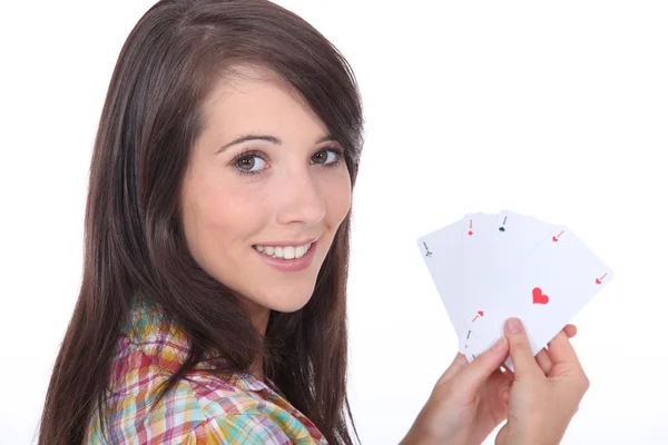Jovem morena com cartas de poker — Fotografia de Stock