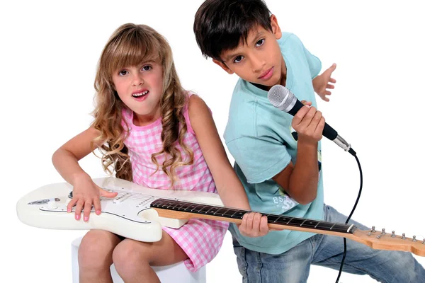 Des enfants faisant semblant d'être dans un groupe de rock — Photo