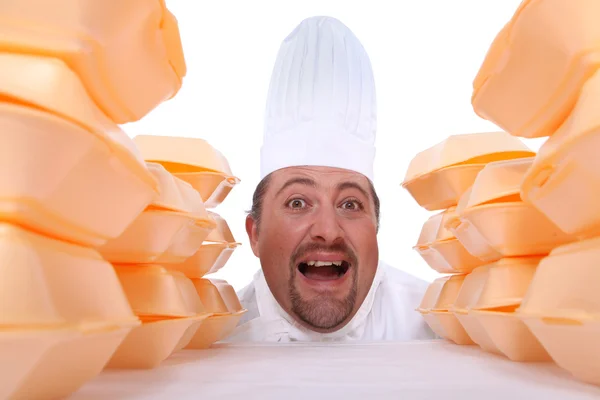 Chefe cozinheiro gritando atrás de pilhas de caixas de ovos — Fotografia de Stock