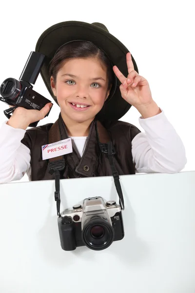 Menina vestida como repórter de aventura — Fotografia de Stock