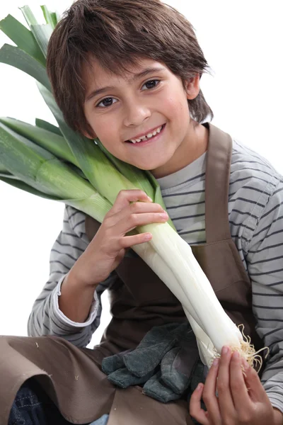 Kleine jongen tuinman met prei — Stockfoto