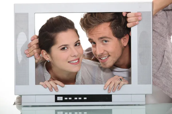 Paar in een TV-scherm — Stockfoto