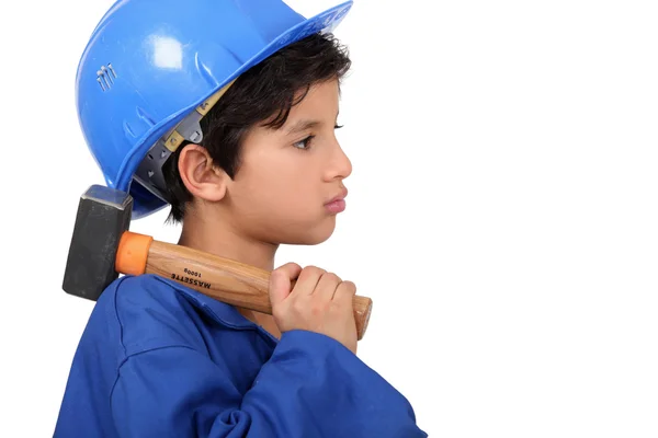 Barnet låtsas vara en byggnadsarbetare — Stockfoto