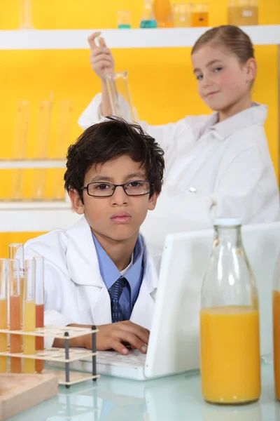 Děti v laboratoři — Stock fotografie