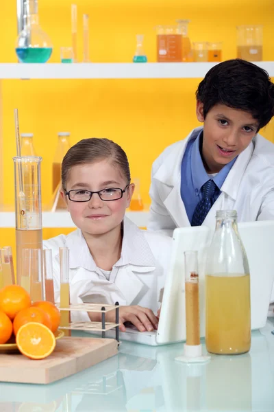 Τα παιδιά που διεξάγει ένα πείραμα σε πορτοκάλια — Φωτογραφία Αρχείου
