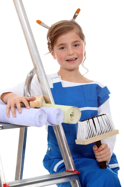 Klein meisje voorwenden om decorateur — Stockfoto