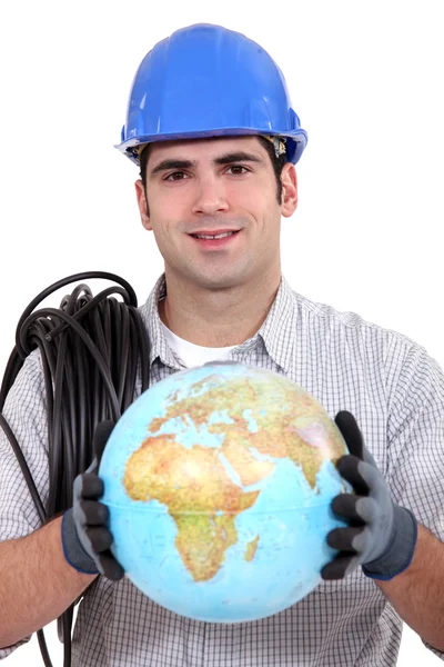 Elektriker som håller en glob. — Stockfoto