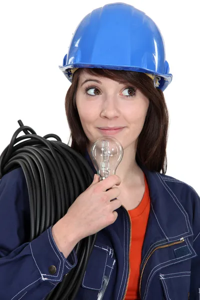 電球を持つ女性の電気技師 — ストック写真