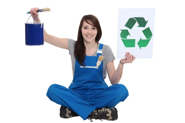 Een vrouwelijke schilder bevordering van recycling. — Stockfoto