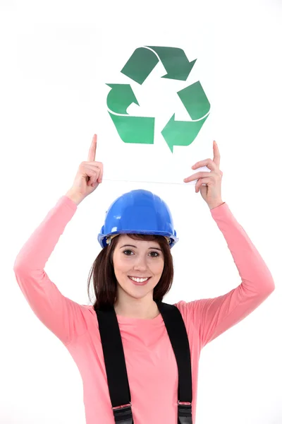 Travailleuse de la construction tenant un panneau de recyclage — Photo