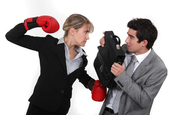 Empresario con guantes de boxeo golpeando hombre —  Fotos de Stock