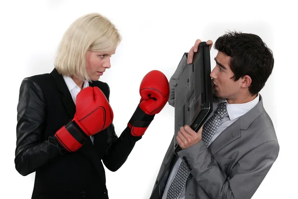 Mujer con guantes de boxeo atacando colega —  Fotos de Stock