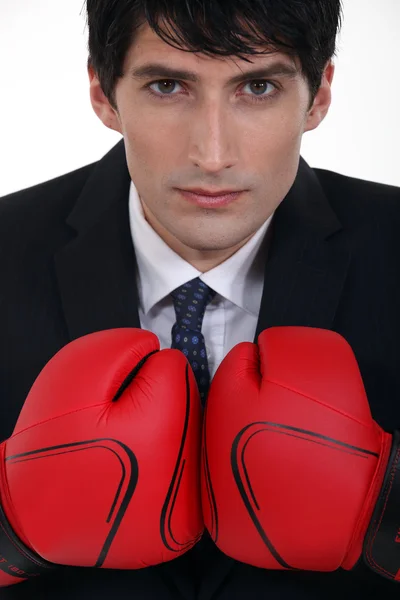 ボクシンググローブを着た若いビジネスマンが — ストック写真