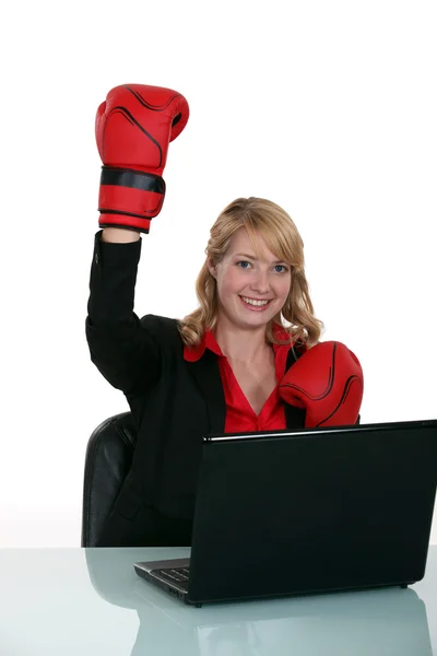 Счастливая деловая женщина в перчатках для бокса — стоковое фото