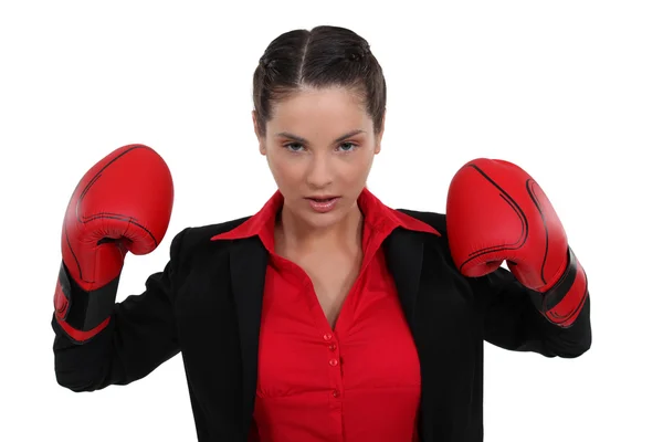Affärskvinna i boxning handskar — Stockfoto