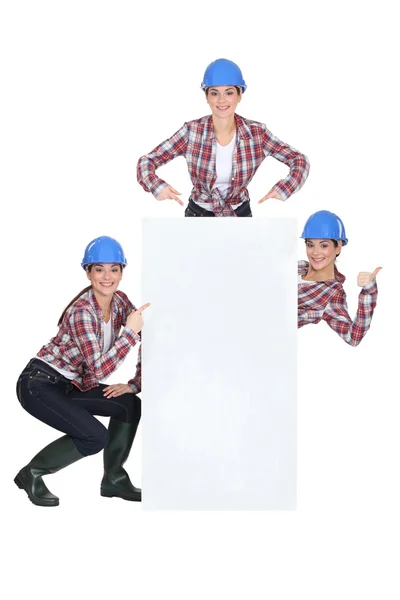Eine Bauarbeiterin zeigt einen Kopierraum — Stockfoto