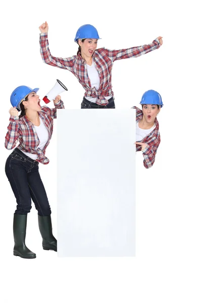 Будівельна жінка тримає порожній плакат — стокове фото