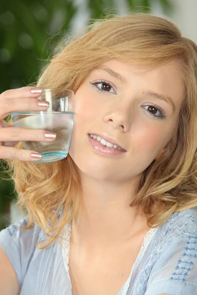 拿着杯子喝水的年轻女人 — 图库照片