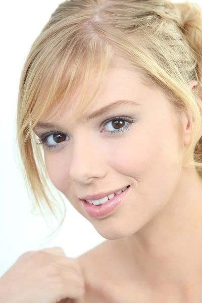 Porträt einer jungen Frau mit blonden Haaren — Stockfoto