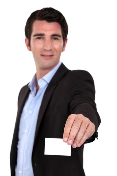 Um homem de negócios entregando seu cartão . — Fotografia de Stock