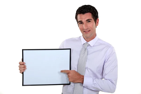 Чоловік вказує на білу коробку — стокове фото