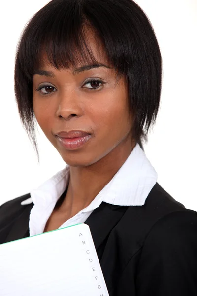 Preciosa mujer negra sosteniendo cuaderno con índice de pulgar —  Fotos de Stock