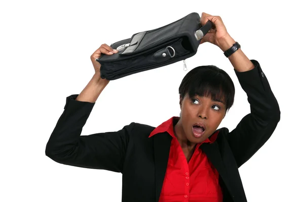 女性はスーツケースと彼女の頭を保護します。 — ストック写真
