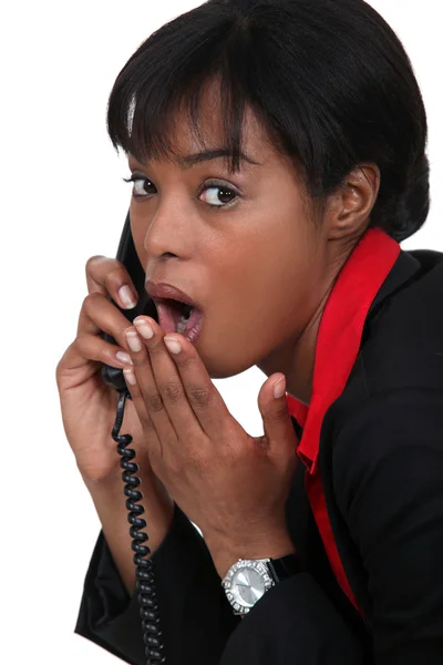 Empresaria negra en el teléfono sorprendida por noticias sensacionales — Foto de Stock