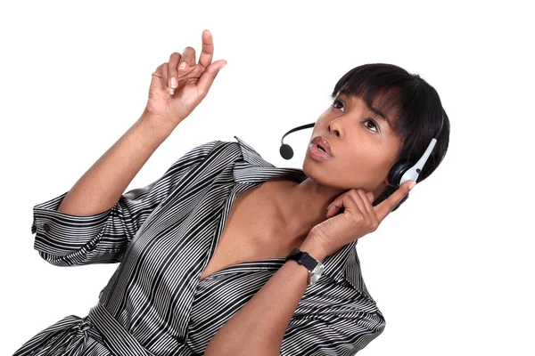 Egy afro-amerikai üzletasszony, a fülhallgató. — Stock Fotó