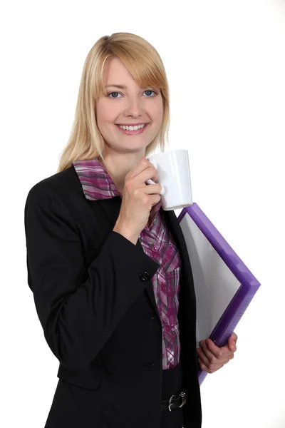 Vonzó női hallgató gazdaság bögre kávé és fájlok — Stock Fotó