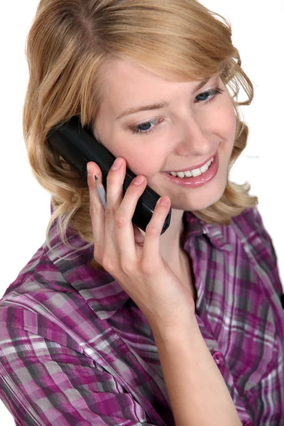 Casual kvinna på telefonen med en penna i handen — Stockfoto