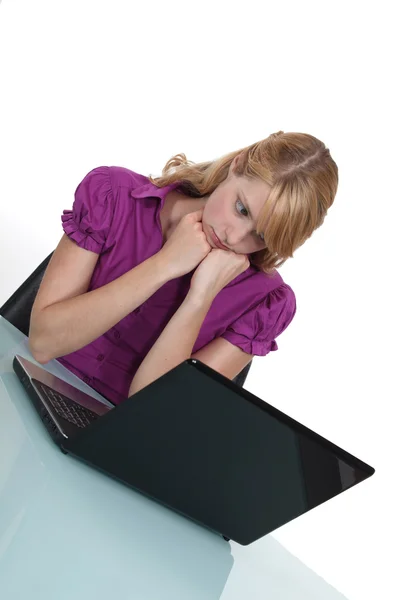 Kantoor werknemer helaas kijken naar haar laptop — Stockfoto