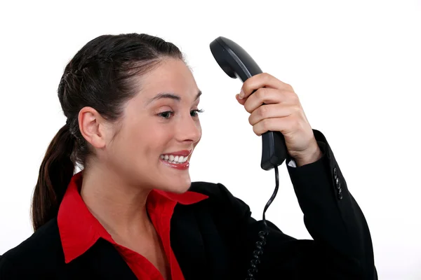 Брюнетка бизнесвумен получает положительный телефонный звонок — стоковое фото