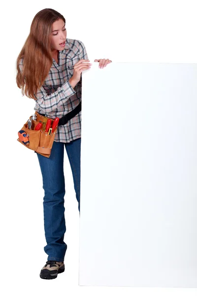 Trabalhadora manual feminina com uma tábua em branco — Fotografia de Stock