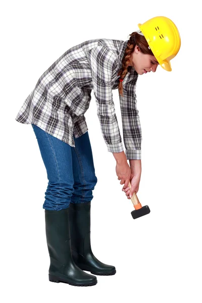Trabalhadora da construção feminina com martelo — Fotografia de Stock