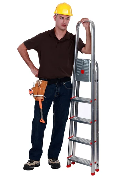 Hochmütiger Handwerker posiert mit Trittleiter — Stockfoto
