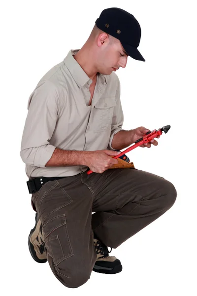 Arbeiter überprüft einen Schraubenschlüssel — Stockfoto