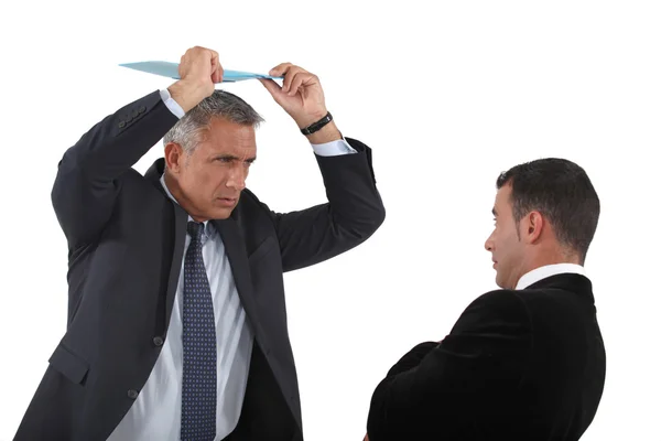 Jefe enojado a punto de golpear a empleado con el clip-board — Foto de Stock