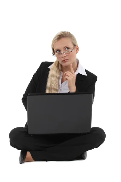 Inspirada mujer de negocios en posición de loto con portátil —  Fotos de Stock