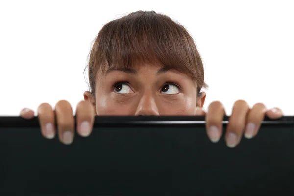 Γυναίκα πίσω από την οθόνη του φορητού υπολογιστή — Φωτογραφία Αρχείου