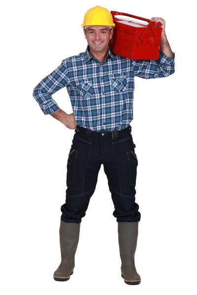 Homem carregando caixa de ferramentas nos ombros — Fotografia de Stock