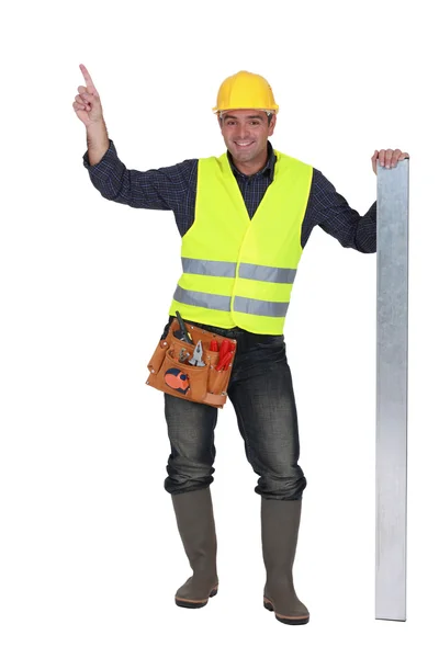 Trabajador de la construcción apuntando al espacio de copia vacío — Foto de Stock