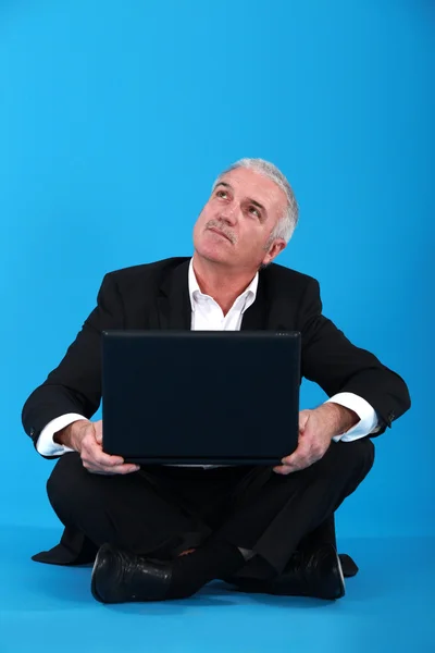 Empresário sênior sentou-se no chão com laptop — Fotografia de Stock