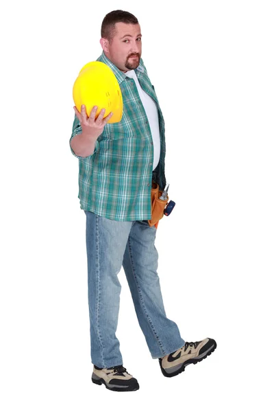 Hombre mostrando casco amarillo —  Fotos de Stock