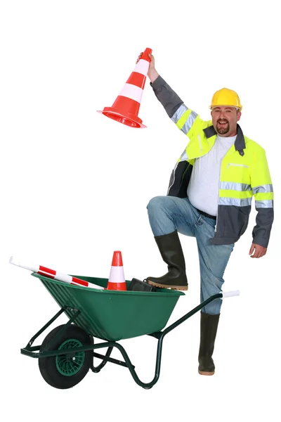 Trabalhador do tráfego com cone e carrinho de mão — Fotografia de Stock