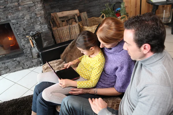 Giovane famiglia guardando film sul computer portatile — Foto Stock
