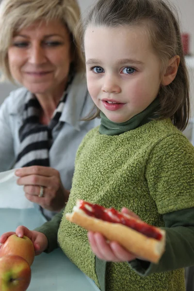 Μικρό κορίτσι τρώει σάντουιτς — Φωτογραφία Αρχείου