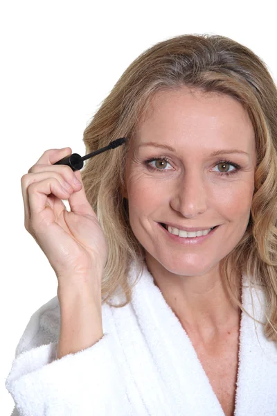 Woman putting mascara on — Stock Photo, Image