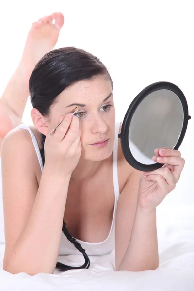 Mädchen zupft Augenbrauen — Stockfoto